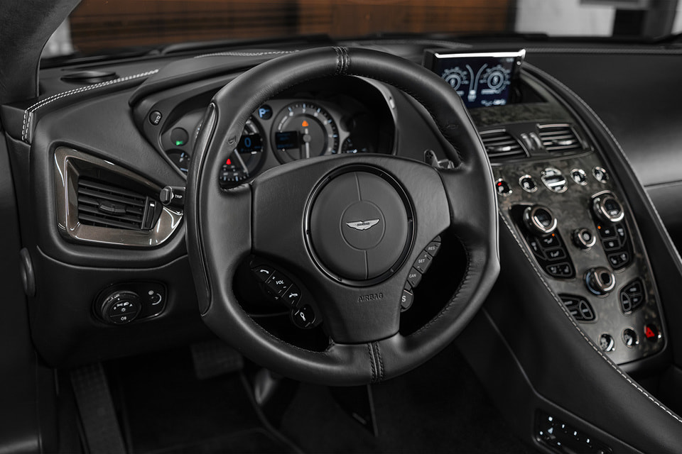 Эта модель Aston Martin отличается высоким уровнем комфорта интерьера и управления