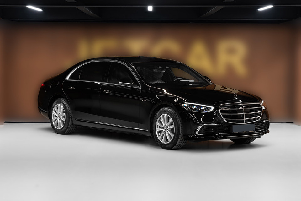 В Mercedes-Benz S-Класс VII основное внимание уделено идеальным внешним пропорциям