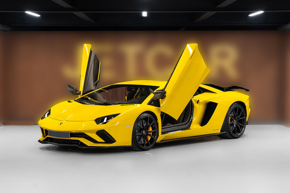 Lamborghini Aventador – один из суперкаров премиального класса, сочетающий в себе эффектную внешность, роскошный салон и высокотехнологичную начинку