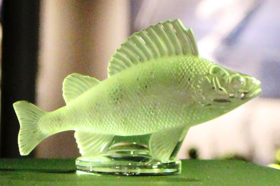 Маскот в виде стеклянной рыбки от Lalique