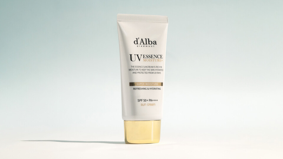 Солнцезащитная эссенция Super Moisture Essence Sun Cream SPF50+ PA++++   