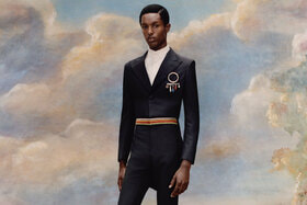 Афишу выставки Superfine:&nbsp;Tailoring&nbsp;Black&nbsp;Style украшает фотография Кристиана Латчмана в костюме Wales Bonner